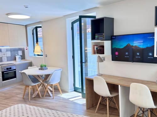 Appartement studio moderne au RIA CENTRUM Smart Residence à Aveiro avec cuisine ouverte, salle à manger et espace de vie intelligent