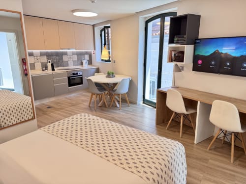 Moderno estúdio no RIA CENTRUM em Aveiro com cozinha, sala de jantar, quarto, mesa de trabalho e TV em layout aberto