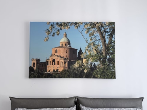 Basilica di San Luca incorniciata dai rami degli alberi sopra il letto della Dream Suite Bologna