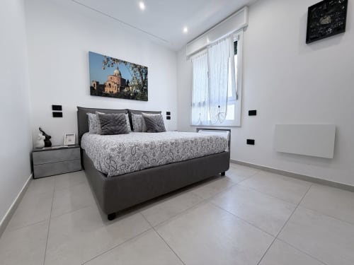 Camera moderna della Dream Suite Bologna B&B in Italia con letto scuro, biancheria a motivi e arredi contemporanei