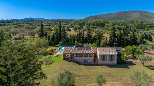 Villa Massa Properties en Artà con piscina, rodeada de cipreses y olivares en el campo español