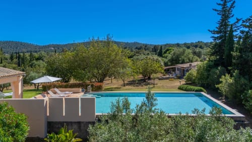 Piscina de lujo y jardín en Massa Properties en Artà, España con olivos y vistas al paisaje mediterráneo