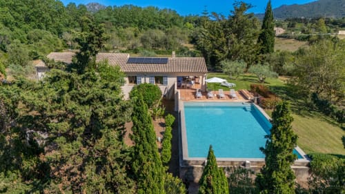 Villa Massa Properties en Artà con piscina resplandeciente, tejado de barro, tumbonas y olivos circundantes
