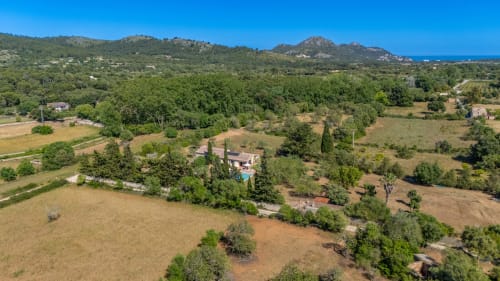 Vista aérea de Massa Properties en Artà, España, con paisaje rural, montañas y vegetación mediterránea