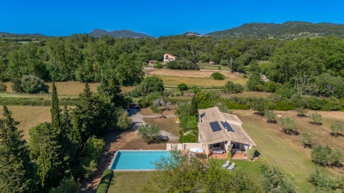 Villa de lujo en Artà con piscina, paneles solares y vistas al río rodeada de paisaje verde y montañas