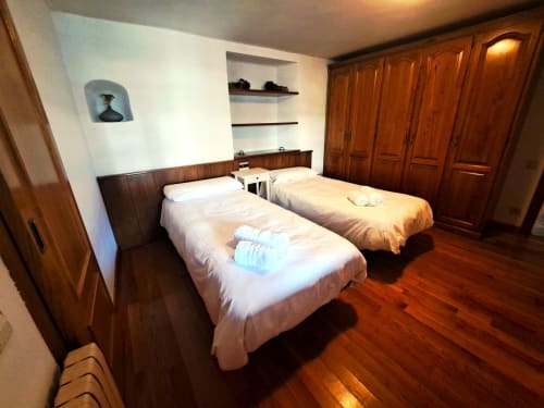 Habitación doble con muebles de madera en L'Orri Rectoria Nova de Campelles, España