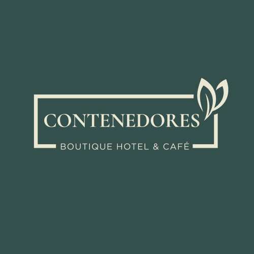 Logo del Contenedores Boutique Hotel & Café con diseño de hoja sobre fondo verde azulado, San Carlos