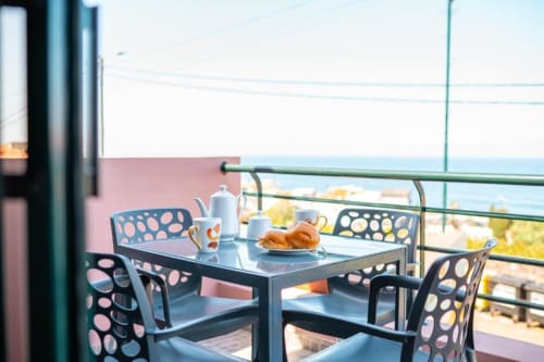 Pequeno-almoço à beira-mar na varanda do apartamento da Villa Amore, Paul do Mar, com pastéis, serviço de chá e vista para o oceano