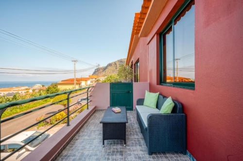 Terraço espaçoso com vista para o mar na Villa Amore em Paul do Mar, com mobiliário em vime e panorama oceânico