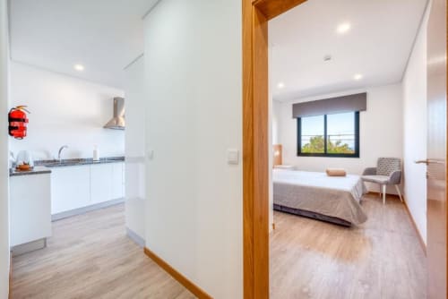 Moderno apartamento estúdio em Villa Amore com kitchenette e quarto com vista para o mar em Paul do Mar, Portugal