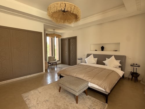 Chambre luxueuse à Villa Rêve D'ahlam à Jbilate avec lit king-size, plafond en chaume, armoire et équipements modernes