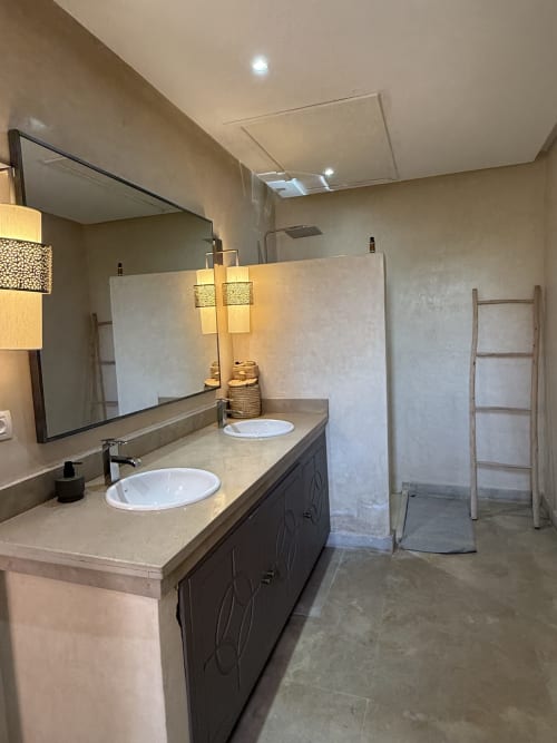 Salle de bain moderne à la Villa Rêve D'ahlam à Jbilate avec double vasque, grand miroir et équipements contemporains