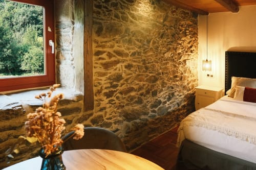 Dormitorio rústico de piedra en Casa Grande de Covas con vistas al río y comodidades modernas en Taboada