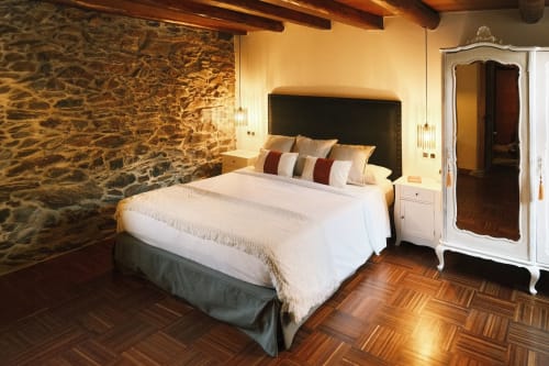 Apartamento Camelia en Casa Grande de Covas, hotel de lujo en Taboada, Lugo, con muros de piedra y suelos de madera