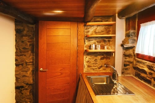 Cocina rústica del Apartamento Camelia, Casa Grande de Covas, Taboada con muros de piedra, detalles de madera y fregadero