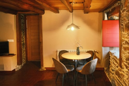 Acogedor comedor en Apartamento Camelia de Casa Grande de Covas, Taboada con mesa redonda, sillas e iluminación cálida