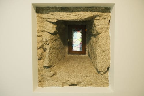 Ventana de piedra con vidriera en Casa Grande de Covas, alojamiento rural en Taboada, Lugo