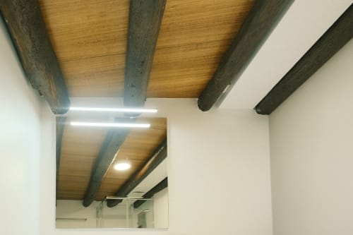 Vigas de madera vistas e iluminación contemporánea en Apartamento Camelia, Casa Grande de Covas, Taboada