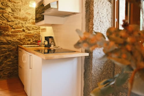 Moderna cocina en Apartamento Cerezos de Casa Grande de Covas, Taboada con muros de piedra y estufa eléctrica