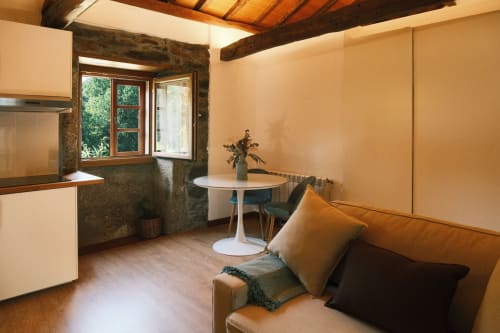 Acogedor apartamento en Casa Grande de Covas en Taboada con paredes beige, vigas de madera, cocina, sala de estar y vistas al río