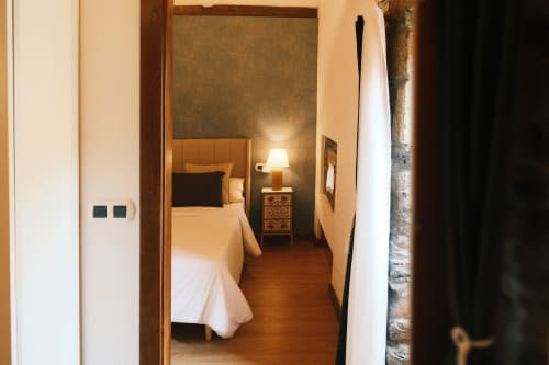 Acogedora habitación en Casa Grande de Covas, Taboada, con cama individual, ropa de cama color crema, cabecero de madera y lámpara de noche