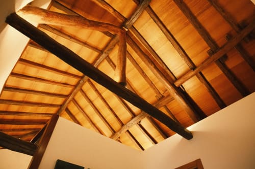Techo de vigas de madera con iluminación cálida en Apartamento Cerezos de Casa Grande de Covas, Taboada