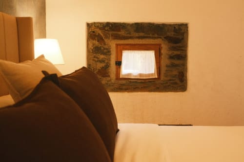 Acogedora habitación en Casa Grande de Covas con lámpara de mesilla y ventana rústica de madera con vistas al río
