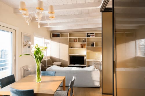 Monolocale moderno presso B&B Pellicano a Reggio Calabria con zona pranzo, divano, scaffali incorporati, TV e vista sul mare