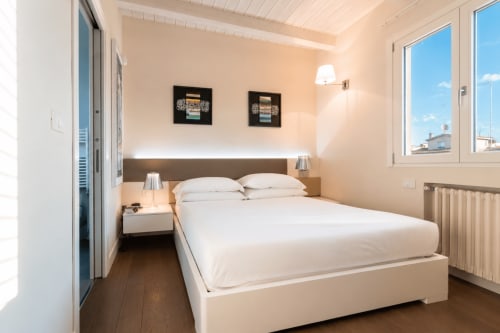 Camera moderna presso B&B Pellicano Guest House a Reggio Calabria con vista mare, letto queen e design contemporaneo