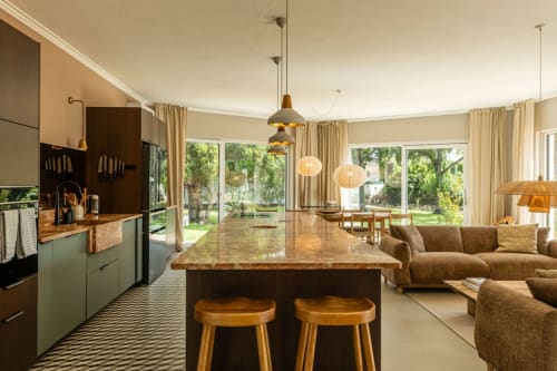 Sea'Ya Casa Pavão villa in Colares with open-plan kitchen, dining area, and lounge overlooking garden