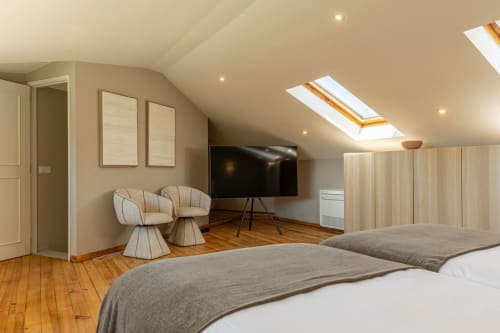 Modern attic bedroom at Sea'Ya Casa Pavão villa with skylight, flat-screen TV, wooden floors, and contemporary furnishings in