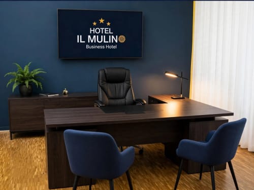Ufficio business professionale presso l'Hotel Il Mulino a Casalgrande, Italia con scrivania scura e sedie blu