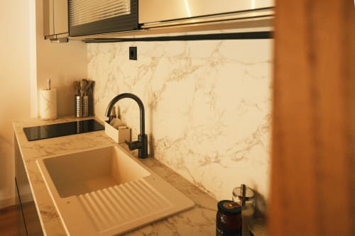 Moderno fregadero de cocina con salpicadero de mármol en el apartamento Casa Grande de Covas, Taboada, Lugo