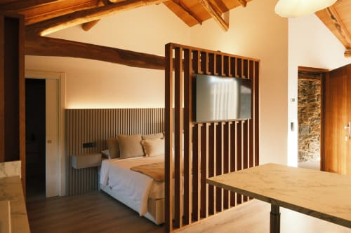 Dormitorio moderno de madera con cama con dosel y TV en Casa Grande de Covas, Taboada Lugo, España