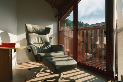 Moderno sillón lounge con otomana en apartamento soleado de Casa Grande de Covas, Taboada, con vista al río desde el balcón