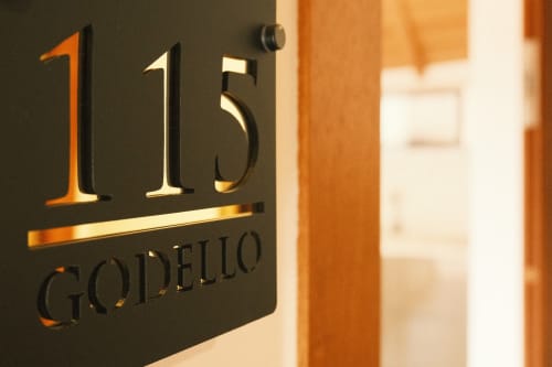 Placa de latón con número 115 Godello en la habitación del hotel Casa Grande de Covas en Taboada, Lugo