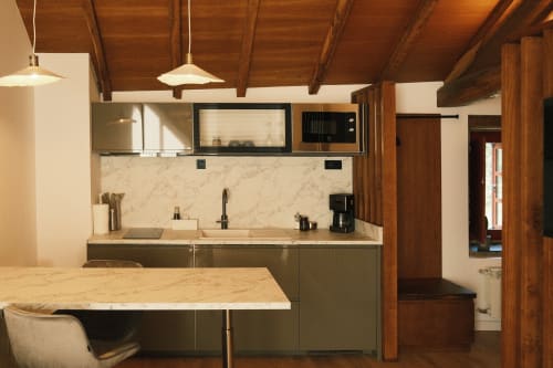 Cocina y comedor modernos en Apartamento Godello de Casa Grande de Covas, Taboada, con encimeras de mármol y madera