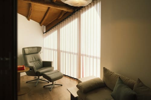 Moderna sala de estar en Apartamento Godello de Casa Grande de Covas con sillón reclinable de cuero, sofá y vistas al río