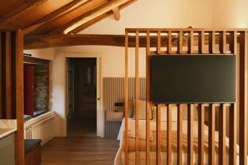 Espacioso dormitorio de apartamento en Casa Grande de Covas en Taboada con vigas de madera vista, biombos de madera y