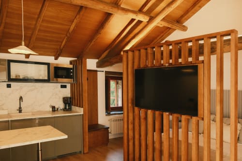 Cocina y sala moderna en Casa Grande de Covas con vigas de madera, televisor de pantalla plana y encimeras de mármol