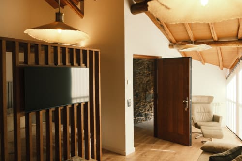 Amplio apartamento en Casa Grande de Covas con vigas de madera, TV pantalla plana, puertas de madera oscura y asientos crema con vistas