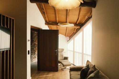 Sala de estar moderna en Casa Grande de Covas con techo de madera, luz natural de grandes ventanales, acogedora
