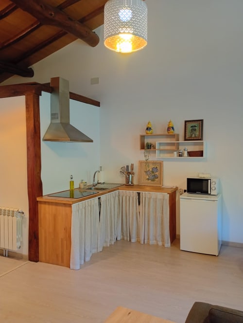 Moderna cocineta en Apartamento Cazadores de Casa Grande de Covas, Taboada, con muebles de madera y electrodomésticos blancos