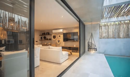 Suite Modern Zen en Tulum con piscina privada, mobiliario blanco y diseño contemporáneo