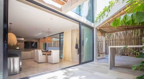 Suite Zen Stays Tulum con sala de concepto abierto, fluidez interior-exterior perfecta y vistas al exuberante jardín del patio