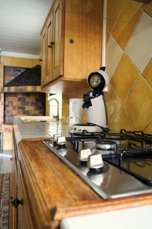 Cuisine moderne du bungalow Le Cocotier à R'marine439, Sainte Rose, avec meubles en bois et cuisinière à gaz