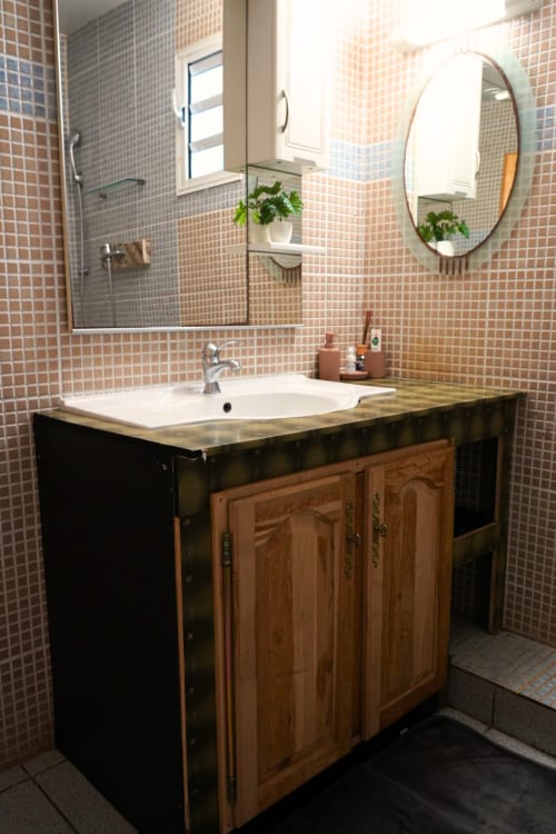Salle de bains moderne du Bungalow Le Cocotier à R'marine439 BnB, Sainte Rose avec carrelage, meuble vasque en bois et miroir rond
