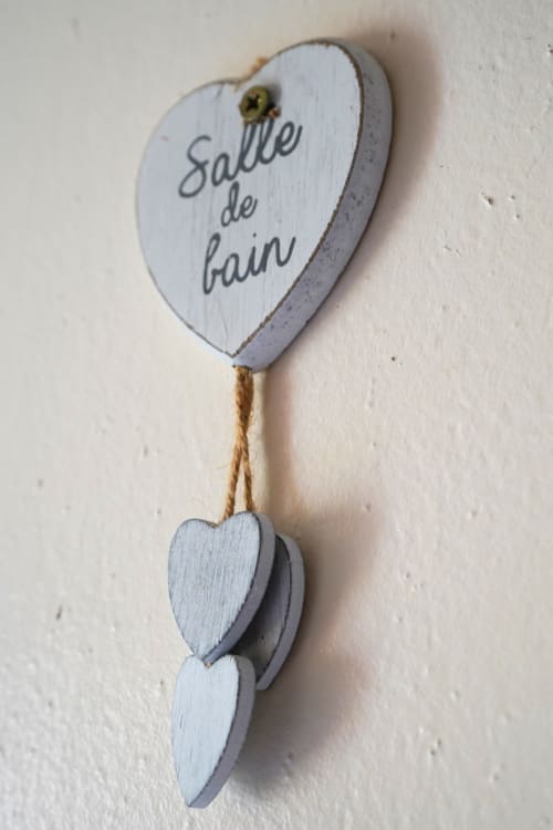 Décoration en bois en forme de cœur inscrite « Salle de bain » au gîte R'marine439 à Sainte-Rose