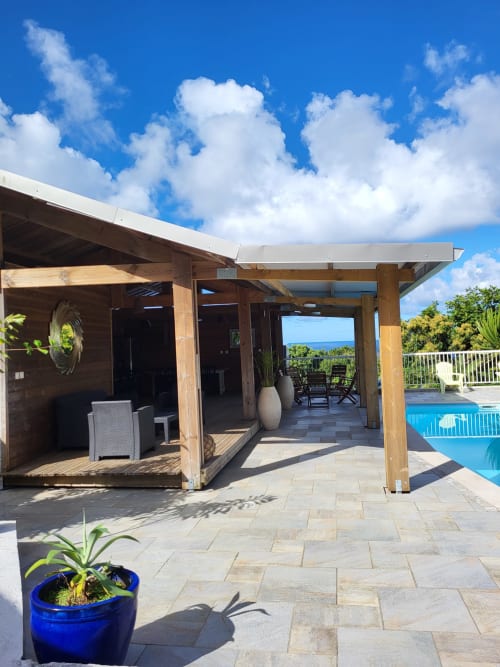Pergola en bois avec vue sur mer à la villa R'marine439 à Sainte-Rose, Réunion, avec piscine et terrasse
