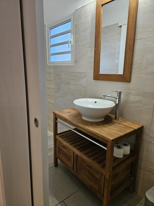 Vasque en céramique blanche dans la Villa Cœur des laves à R'marine439, Sainte Rose